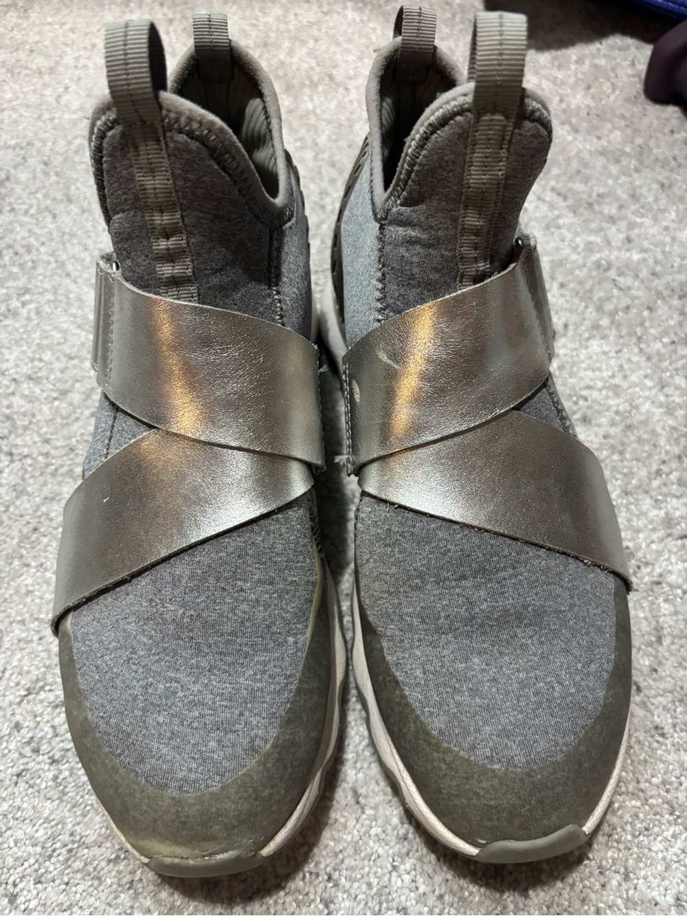 Sorel Women's Metallic Gray Slip-On Kinetic Sneakers, sz 9.5